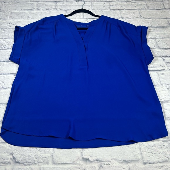 Apt. 9 Women's Royal Blue Blouse. Short Sleeve. Vneck line. Size XL. - Picture 4 of 8